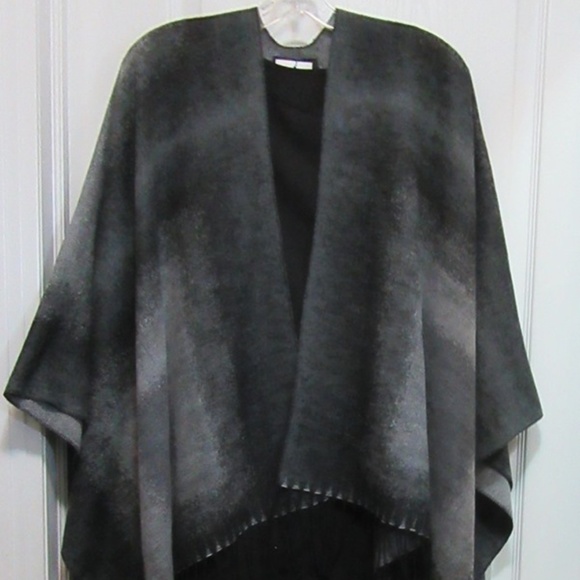 New Reversible Cape Beautiful with Bottom fringe - Picture 4 of 10